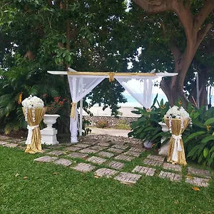 2* Hotel Whispering Bamboo Cove